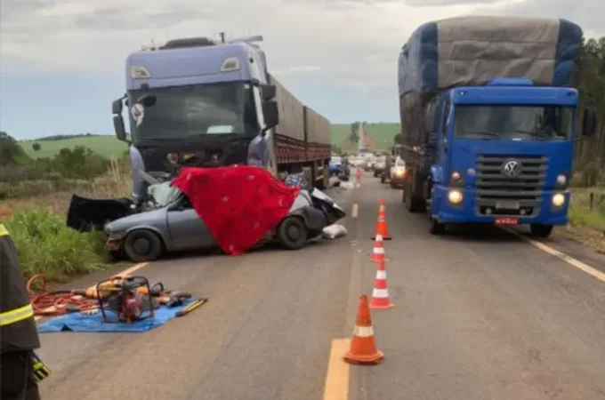 Cinco pessoas morrem em acidente entre carro e caminhão