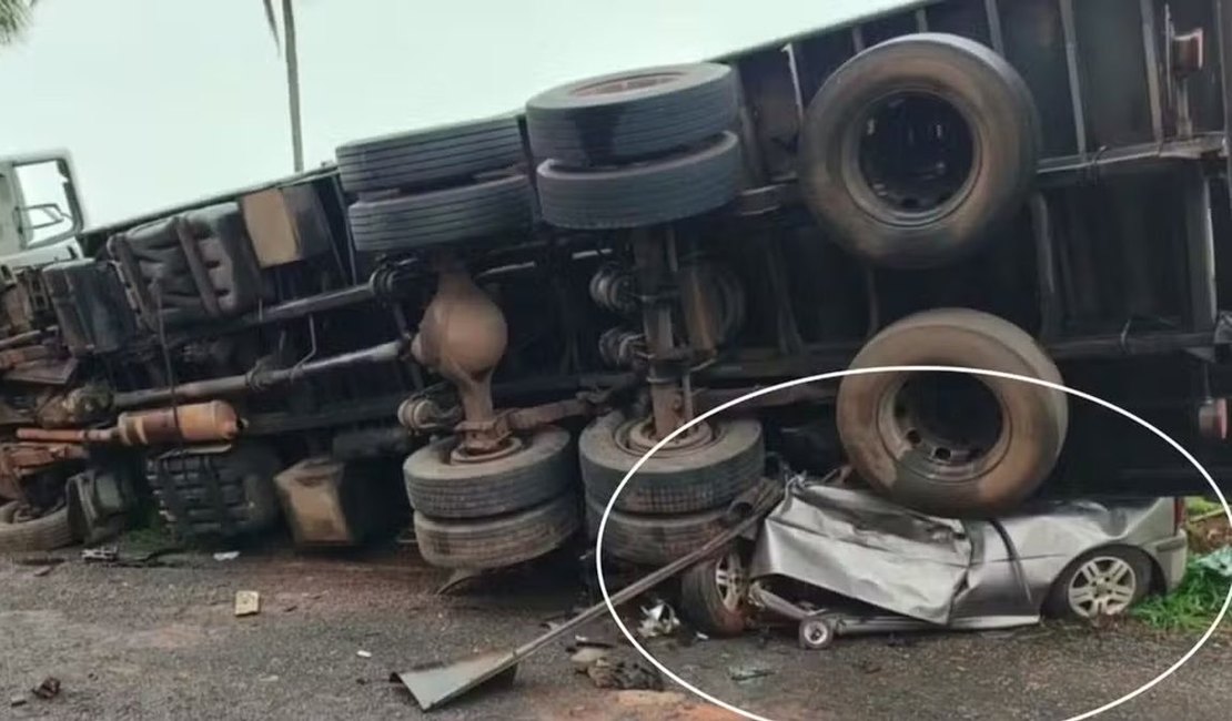 Caminhão tomba em cima de carro, e quatro homens morrem em rodovia