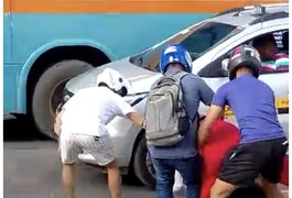 Vídeo. Acidente de trânsito causa briga entre mulheres e interdita via no Centro de Arapiraca