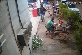 Vídeo mostra dupla assassinando homem que estava jogando sinuca em bar no Mato Grosso