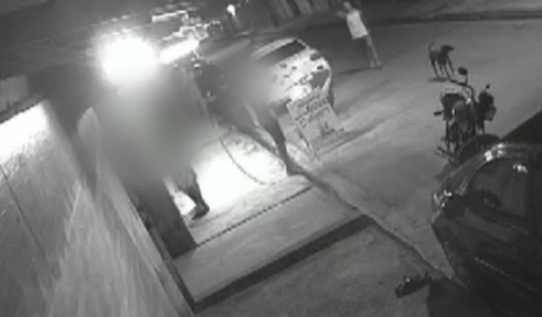 VÍDEO: Assaltantes abordam pessoas em frente a pizzaria e roubam carro, moto e celulares em Maceió