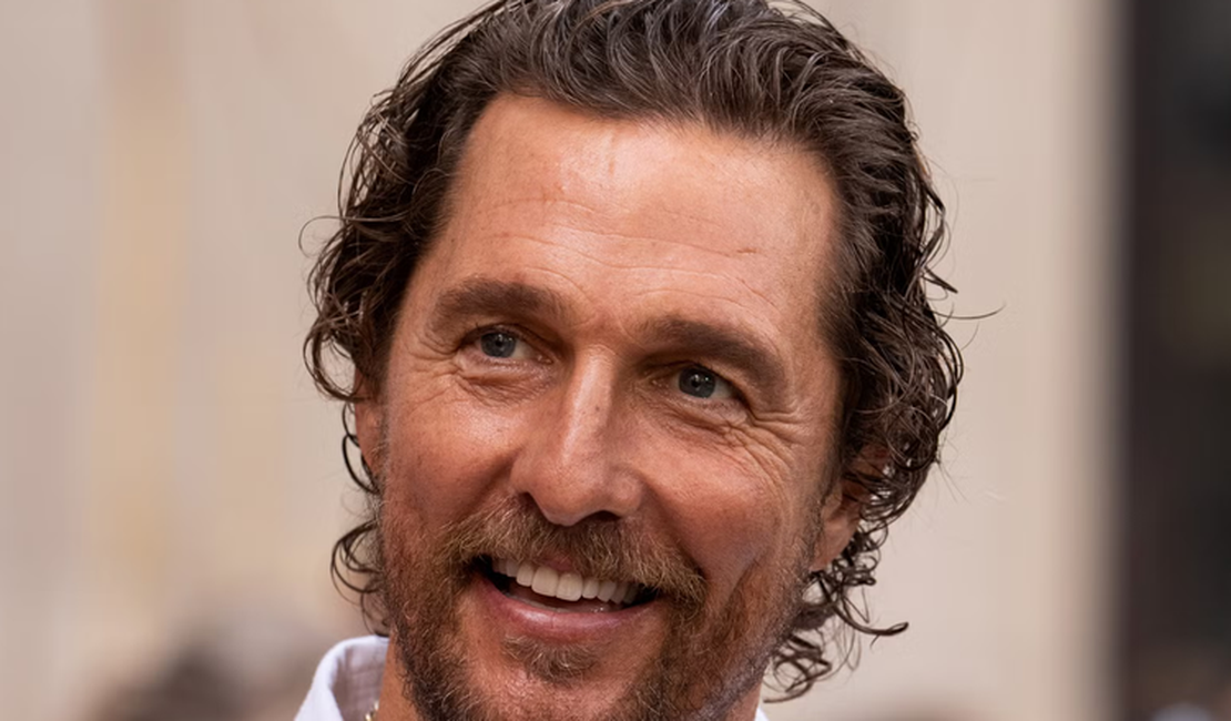 Consolo inusitado: Matthew McConaughey deixou pênis de fora ao abraçar apresentador no Emmy