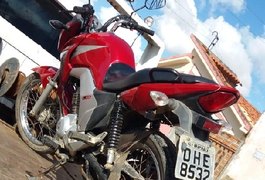 Após denúncia anônima, PM recupera moto roubada e prende suspeito, em Craíbas