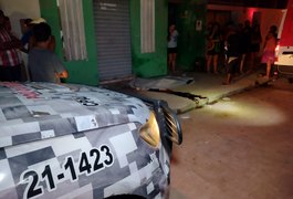 VÍDEO: Jovem leva tiros na cabeça e morre na porta de casa no bairro Brasília