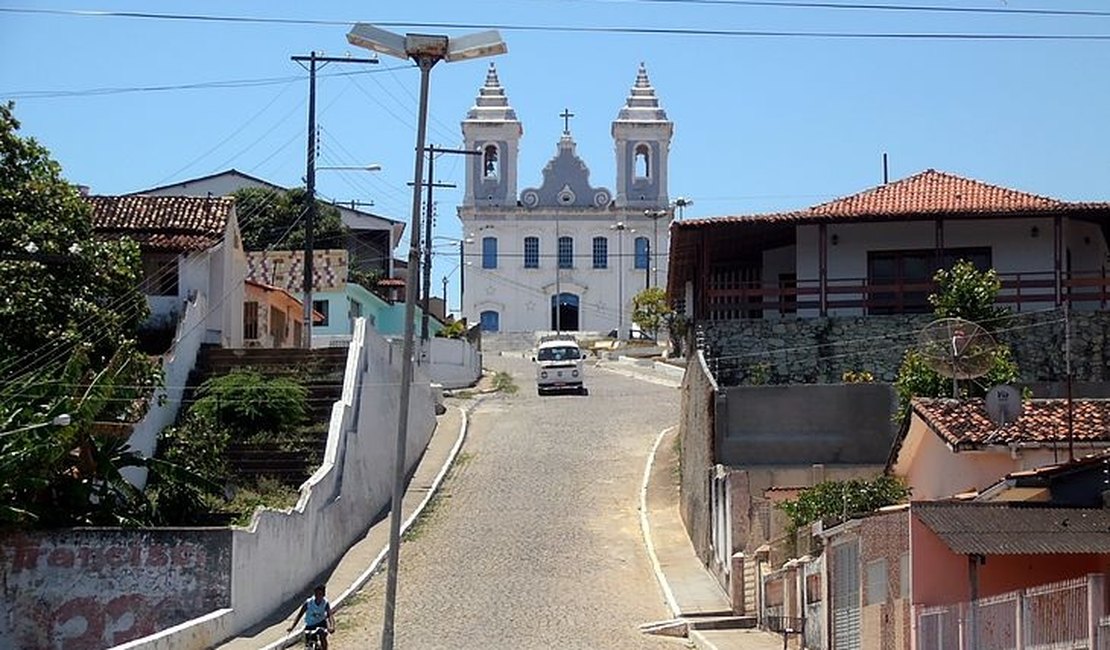 Jovem provoca pânico e correria ao ameaçar público com revólver durante show em Coqueiro Seco