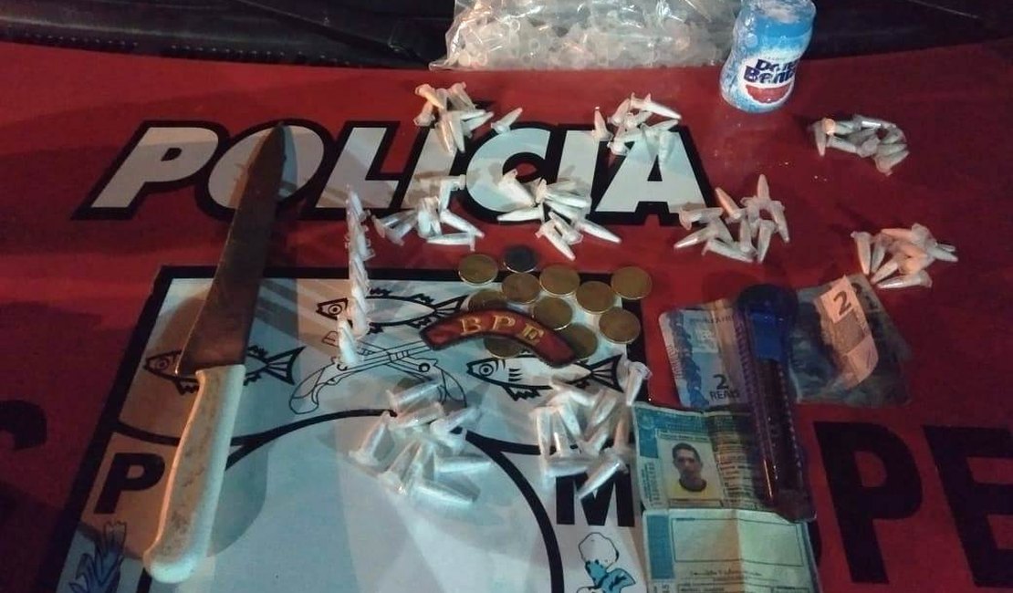 Jovem é flagrado com quase 100 pinos de cocaína na mochila, em Maceió