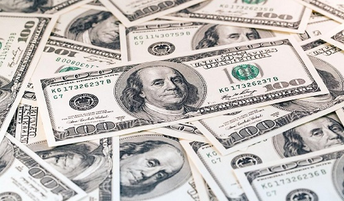 Dólar fecha R$ 4,12, maior patamar em quase 1 ano