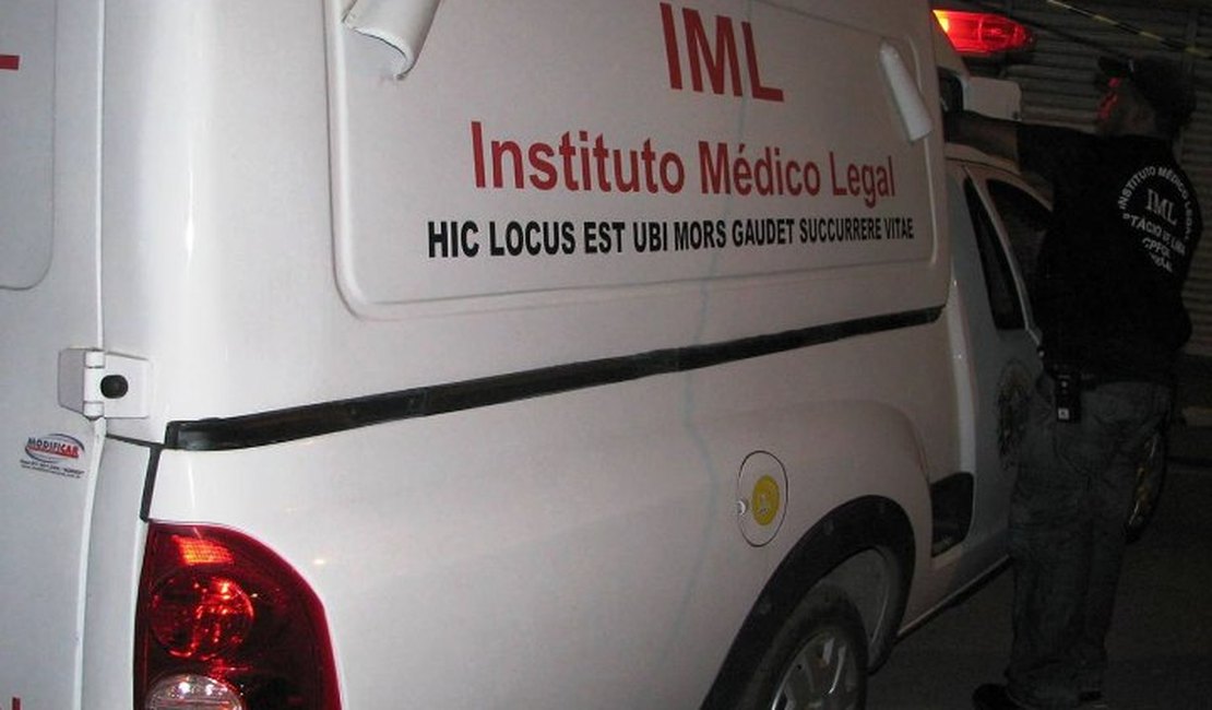 Mulher é morta a tiros dentro de casa, em Maceió