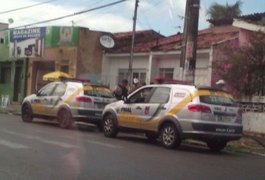 Vídeo mostra momento exato em que policias são assaltados em Maceió