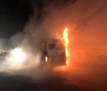 Kombi pega fogo e assusta moradores no interior de Alagoas