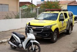 Motocicleta roubada é encontrada abandonada no bairro Jardim Esperança, em Arapiraca