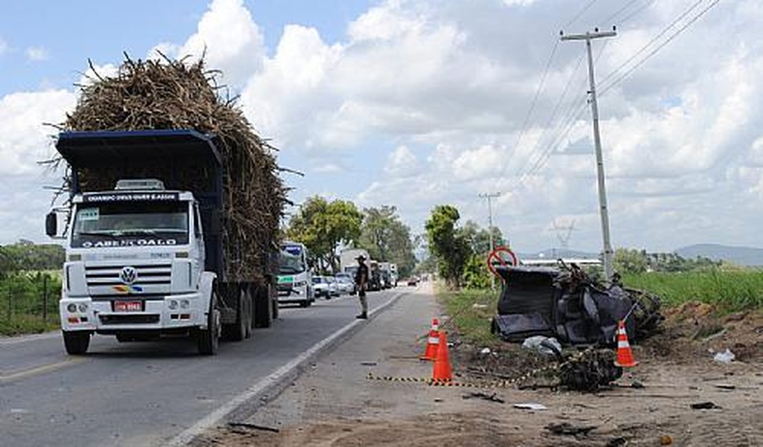 Ultrapassagem acaba em colisão com duas vítimas fatais na BR 101