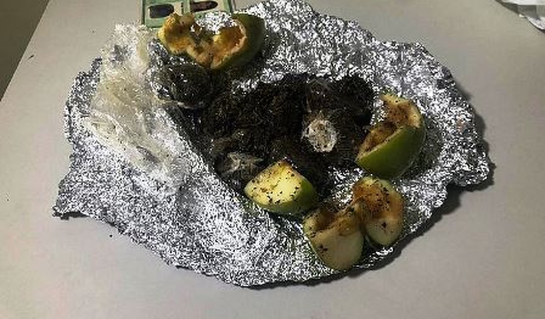 Jovem é detida com maconha escondida dentro de maçãs em presídio de Maceió