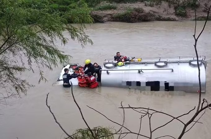 Caminhão com 3 mil litros de leite cai em rio, e motorista submerso respira por tubo improvisado durante resgate em SC