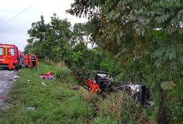 Acidente com micro-ônibus deixa quatro mortos na região de Salvador