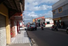 Dupla assalta casa comercial no bairro Brasília em Arapiraca