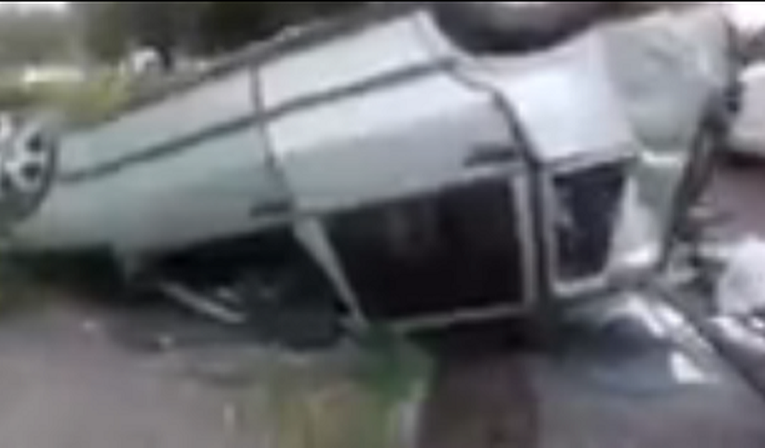 Condutor tenta fugir após colidir em veículo, colide novamente e capota em avenida de Maceió