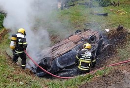 Pessoa morre carbonizada após capotar carro em estrada de Santa Catarina