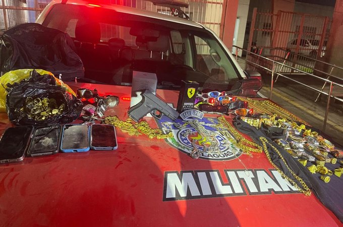 PM de Alagoas prende dupla suspeita de roubo a loja em Maceió