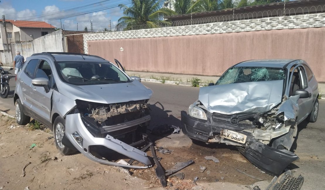Carros ficam destruídos em batida frontal perto do HEA, no bairro Santa Esmeralda
