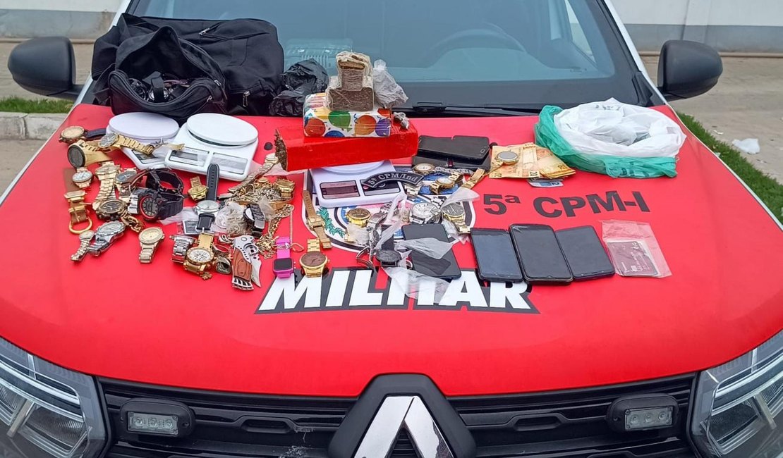 PM apreende drogas, dezenas de relógios e prende suspeitos em Maceió e no interior