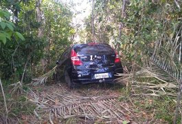 Polícia encontra carro roubado de PM após suspeitas apontarem local de desmanche