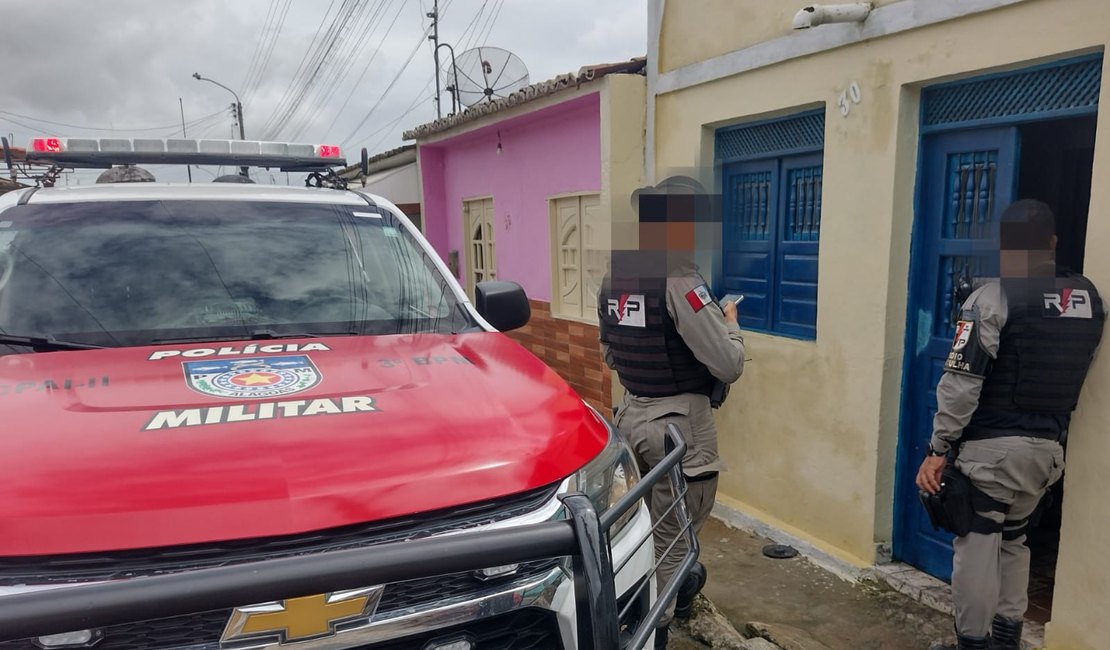 Idoso é encontrado morto dentro de residência com sangue ao lado do corpo, em Arapiraca