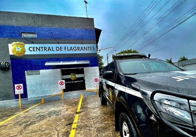 Passageiro de carro é preso ao ser flagrado com revólver e maconha em Maceió