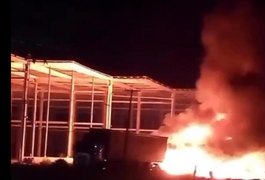 Incêndio atinge caminhão no centro de distribuição de empresa de construção, em Rio Largo