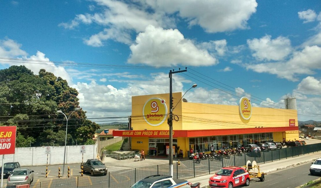 Criminoso leva automóvel de estacionamento de supermercado em Arapiraca