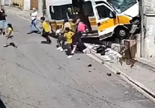 Van escolar, com crianças, perde controle e bate em muro