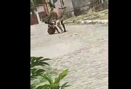 Vídeo. Homem agride e deixa esposa nua em via pública de Marechal Deodoro