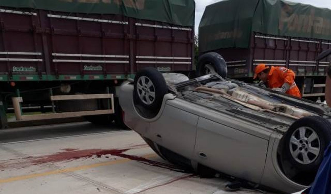 Homem morre após veículo bater e capotar na BR-101 em Sergipe