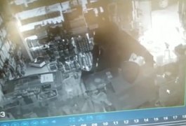 Vídeo: Homem entra em farmácia e furta celular de funcionário em Viçosa