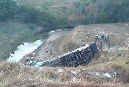 Oito pessoas morrem em dois acidentes com ônibus de turismo em MG