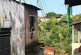 Homem é morto na varanda de casa ao tentar proteger filho de tiroteio