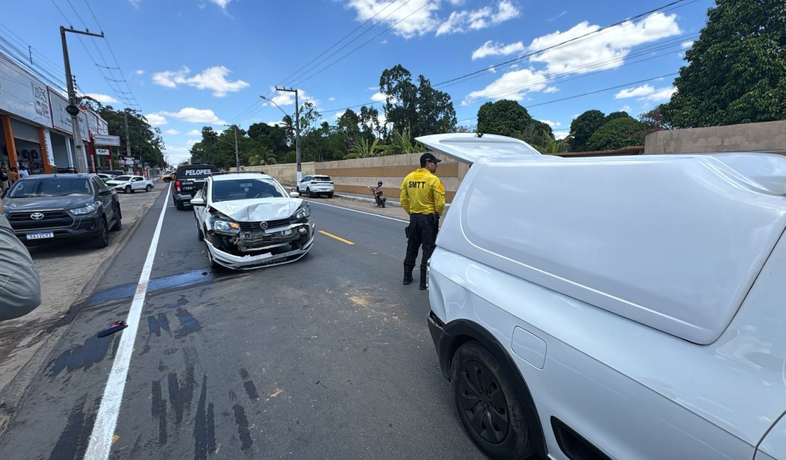 Engavetamento envolve três carros no bairro Eldorado, em Arapiraca