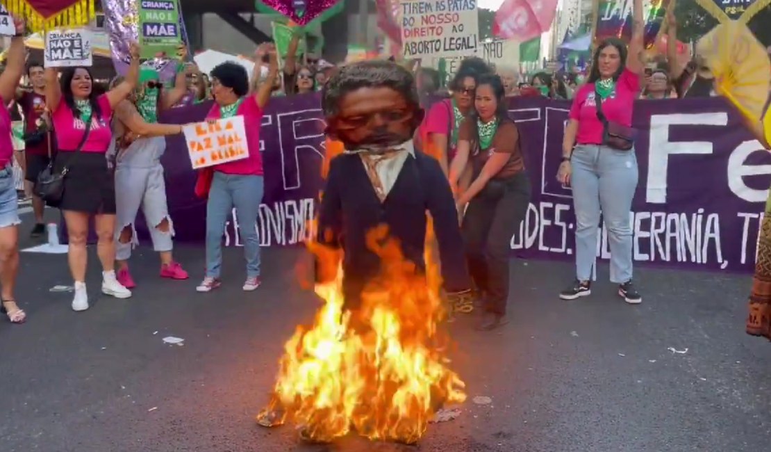 Movimento de mulheres queima boneco com rosto de Arthur Lira durante protesto contra o PL do Estupro