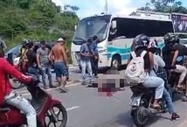 Colisão envolvendo duas motos e um caminhão deixa uma pessoa morta, em Maceió