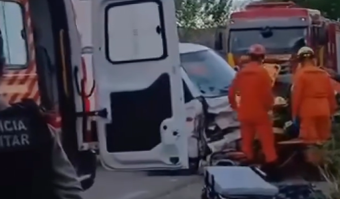 Três pessoas são socorridas após colisão entre dois veículos em União dos Palmares