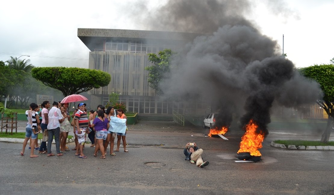 Manifestantes bloqueiam Avenida de acesso a Prefeitura de São Miguel dos Campos