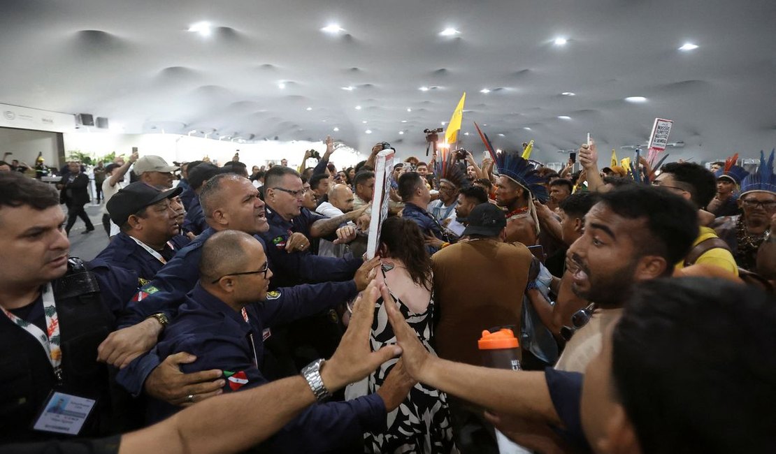 Manifestantes confrontam segurança para entrar em área restrita