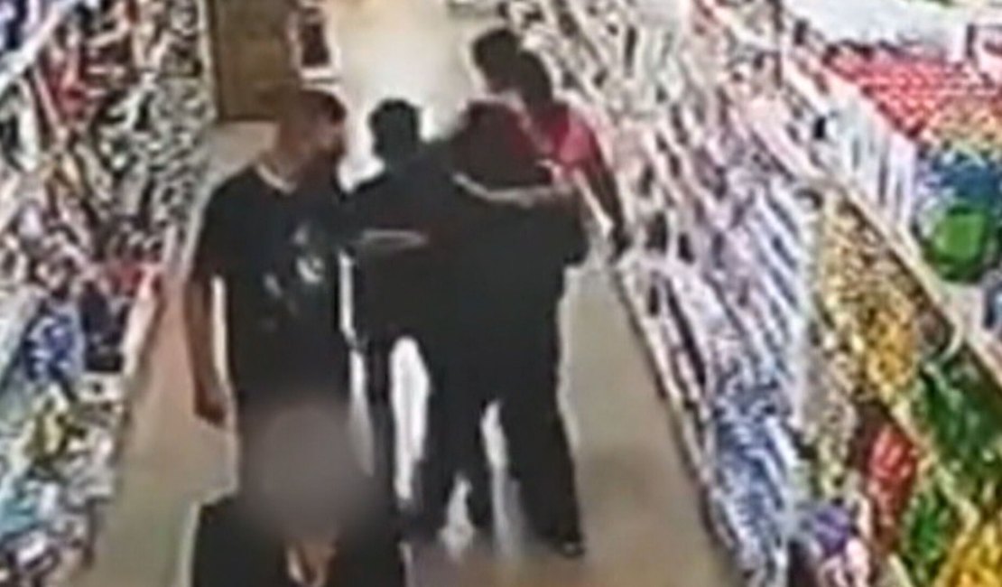 Bombeiro é preso após ser flagrado passando as mãos no seio de adolescente de 14 anos
