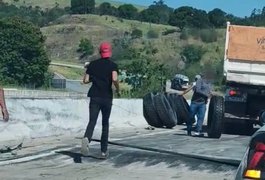 Motorista fica ferido após carreta tombar e carga é 100% saqueada em rodovia de Alagoas