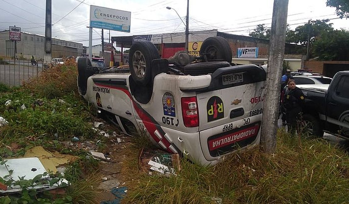 Viatura da Radiopatrulha capota após motorista perder o controle