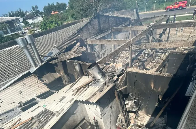 Avião de pequeno porte cai em Capão da Canoa sobre restaurante