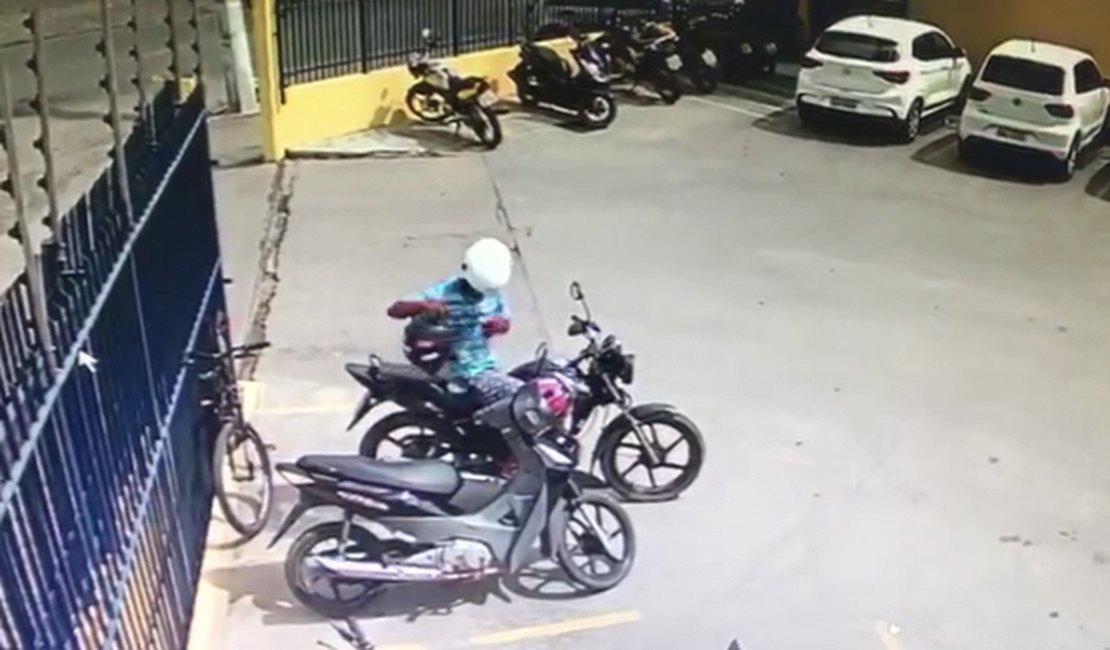 Vídeo flagra motociclista furtando em estacionamento de supermercado em Arapiraca