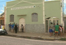 Homem é achado morto com cabeça presa em janela de igreja em Ribeirão