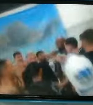 Vídeo mostra torcedores de organizada do ASA dentro de vestiário cobrando jogadores após derrota