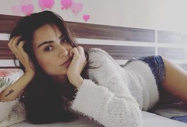 Thaila Ayala posa de shortinho e fãs elogiam